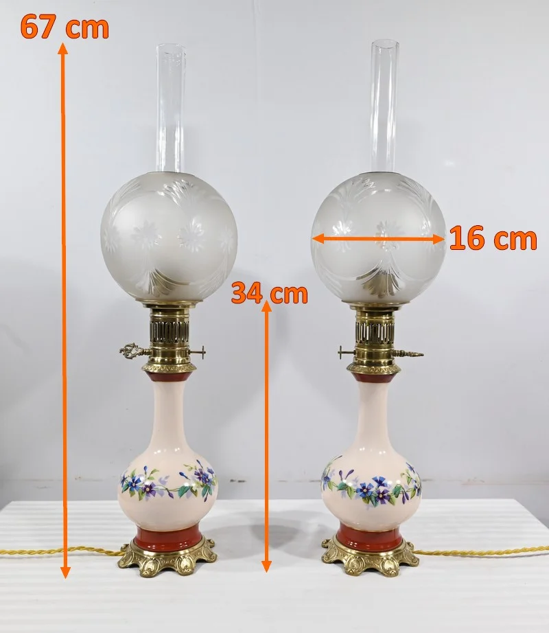 Paire de Lampes à Pétrole en Porcelaine, électrifiées – Fin XIXe