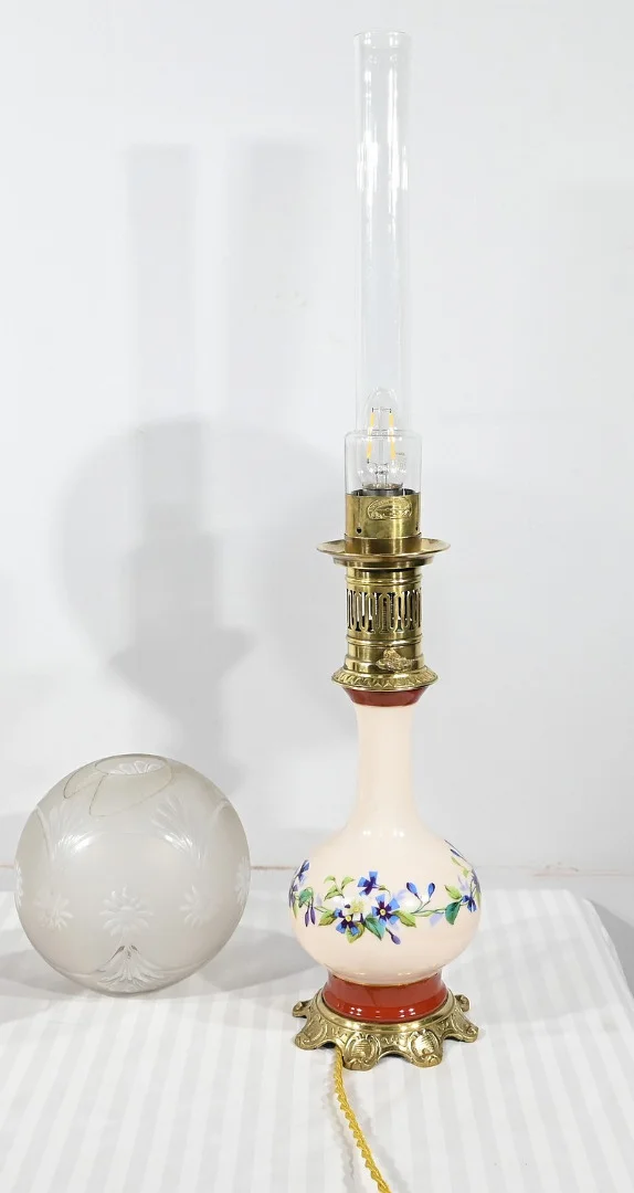 Paire de Lampes à Pétrole en Porcelaine, électrifiées – Fin XIXe