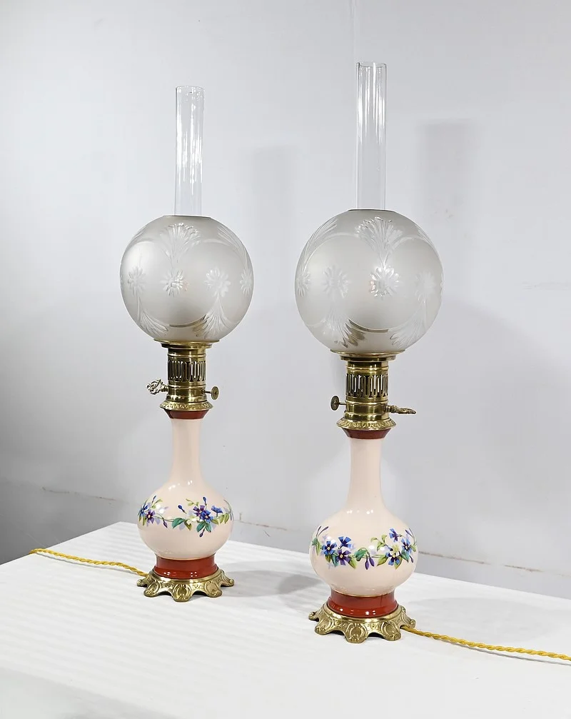 Paire de Lampes à Pétrole en Porcelaine, électrifiées – Fin XIXe