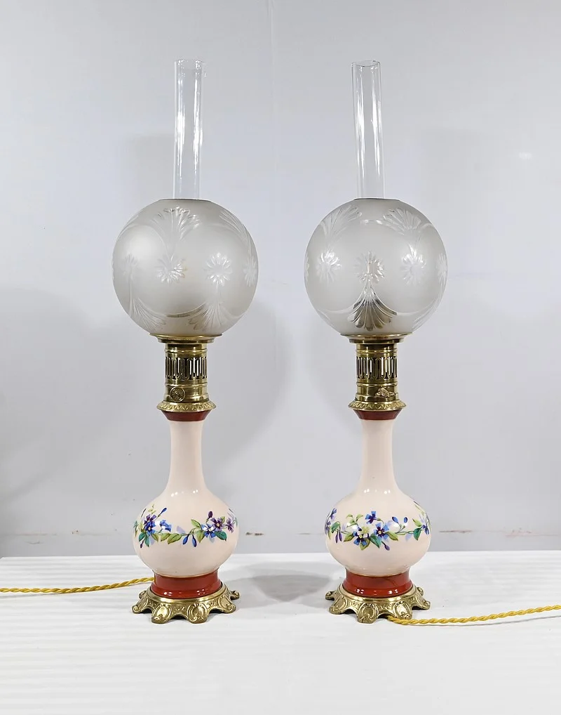 Paire de Lampes à Pétrole en Porcelaine, électrifiées – Fin XIXe