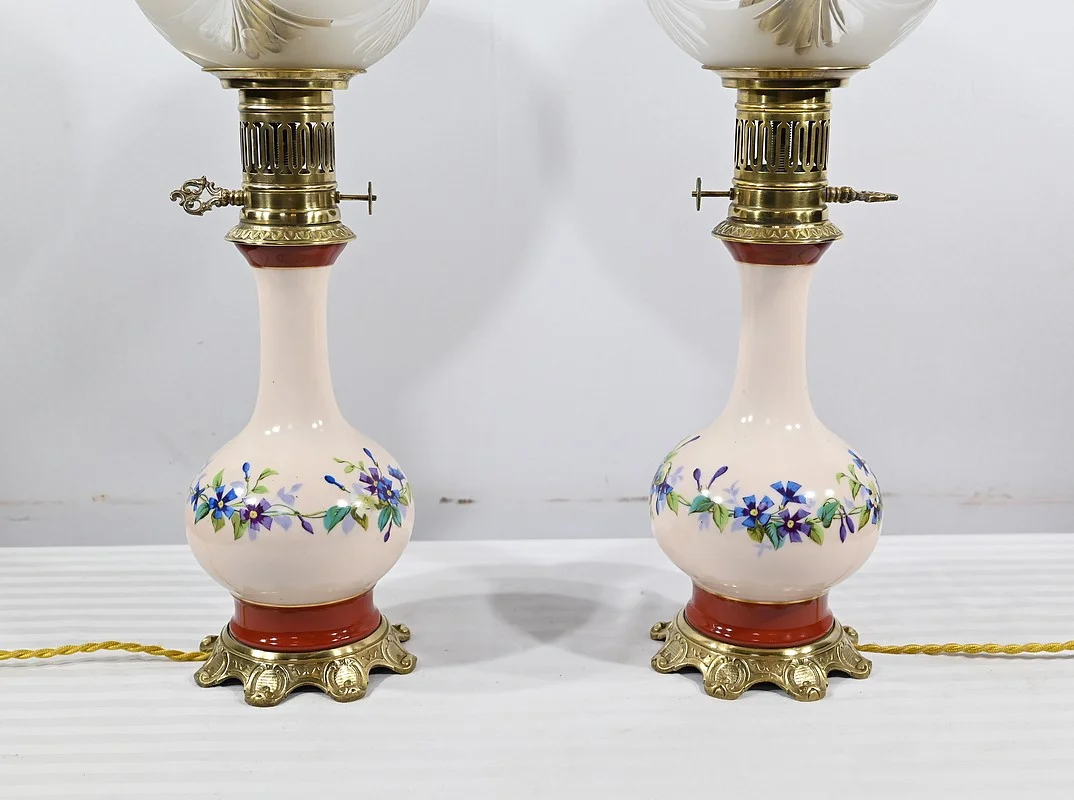Paire de Lampes à Pétrole en Porcelaine, électrifiées – Fin XIXe