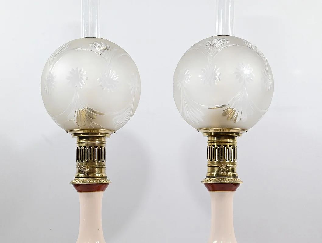 Paire de Lampes à Pétrole en Porcelaine, électrifiées – Fin XIXe