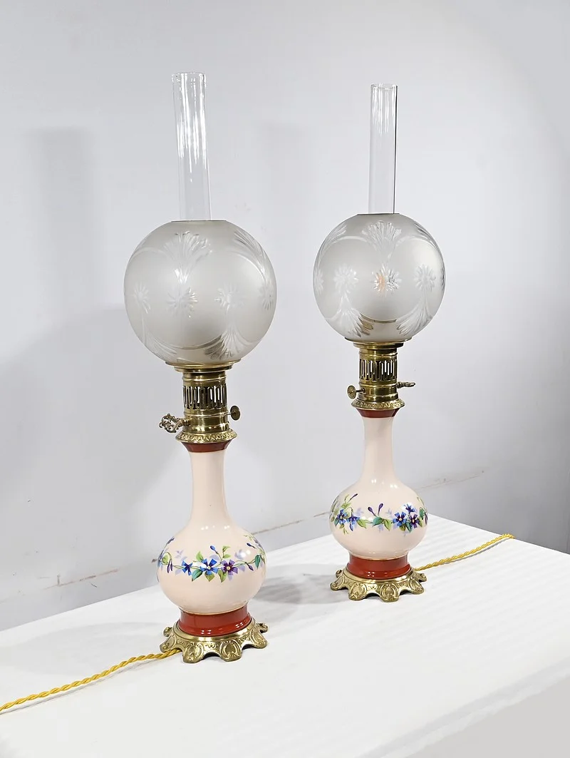 Paire de Lampes à Pétrole en Porcelaine, électrifiées – Fin XIXe
