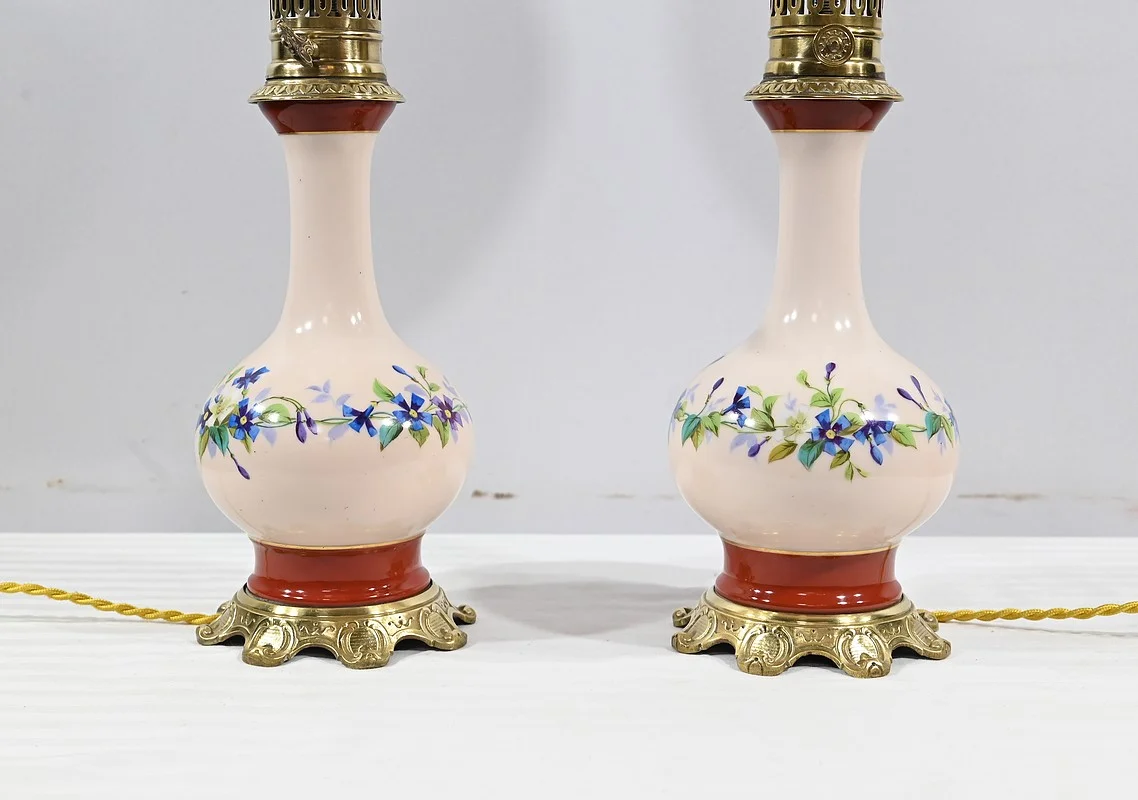 Paire de Lampes à Pétrole en Porcelaine, électrifiées – Fin XIXe