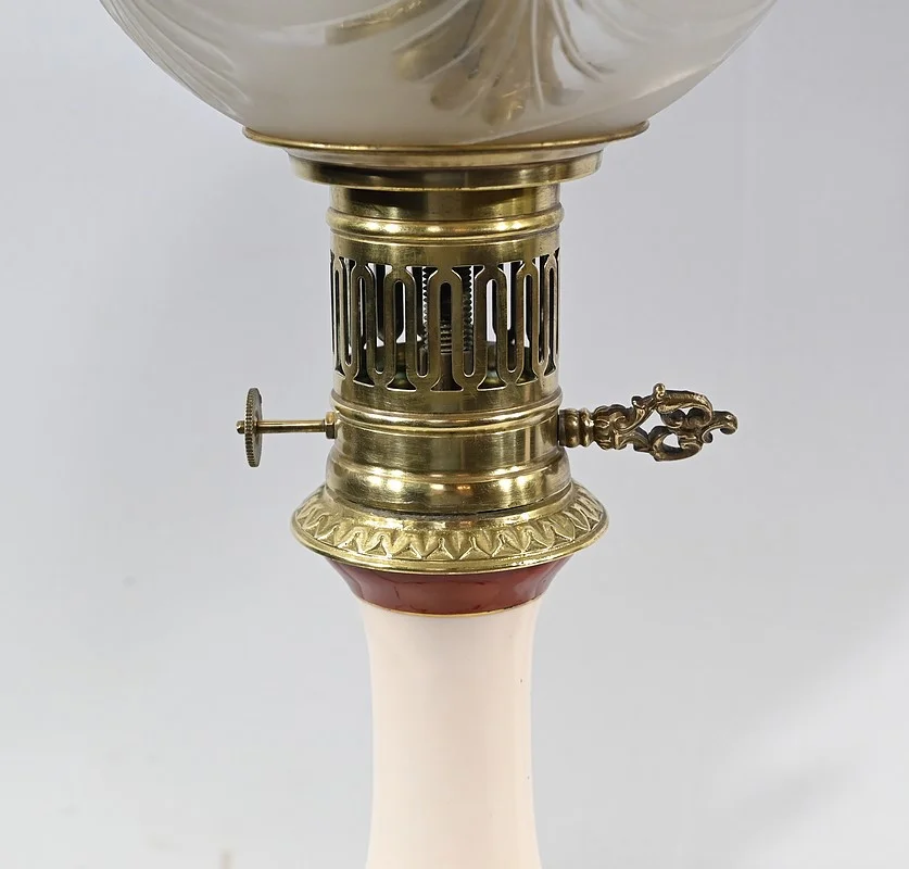 Paire de Lampes à Pétrole en Porcelaine, électrifiées – Fin XIXe