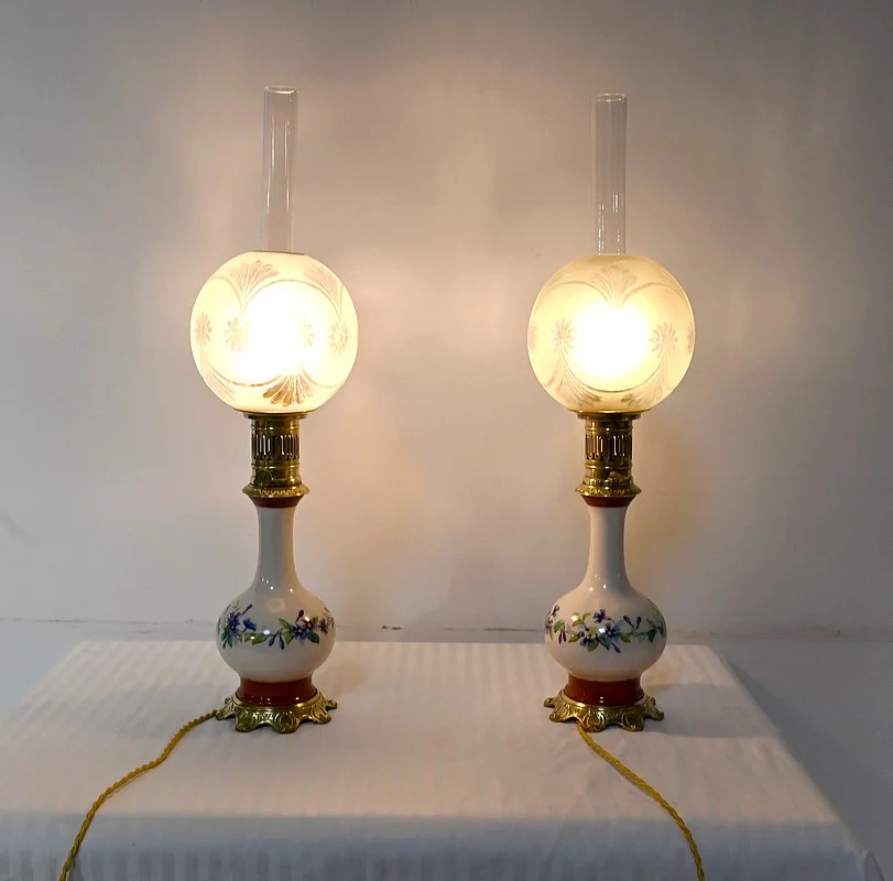 Paire de Lampes à Pétrole en Porcelaine, électrifiées – Fin XIXe