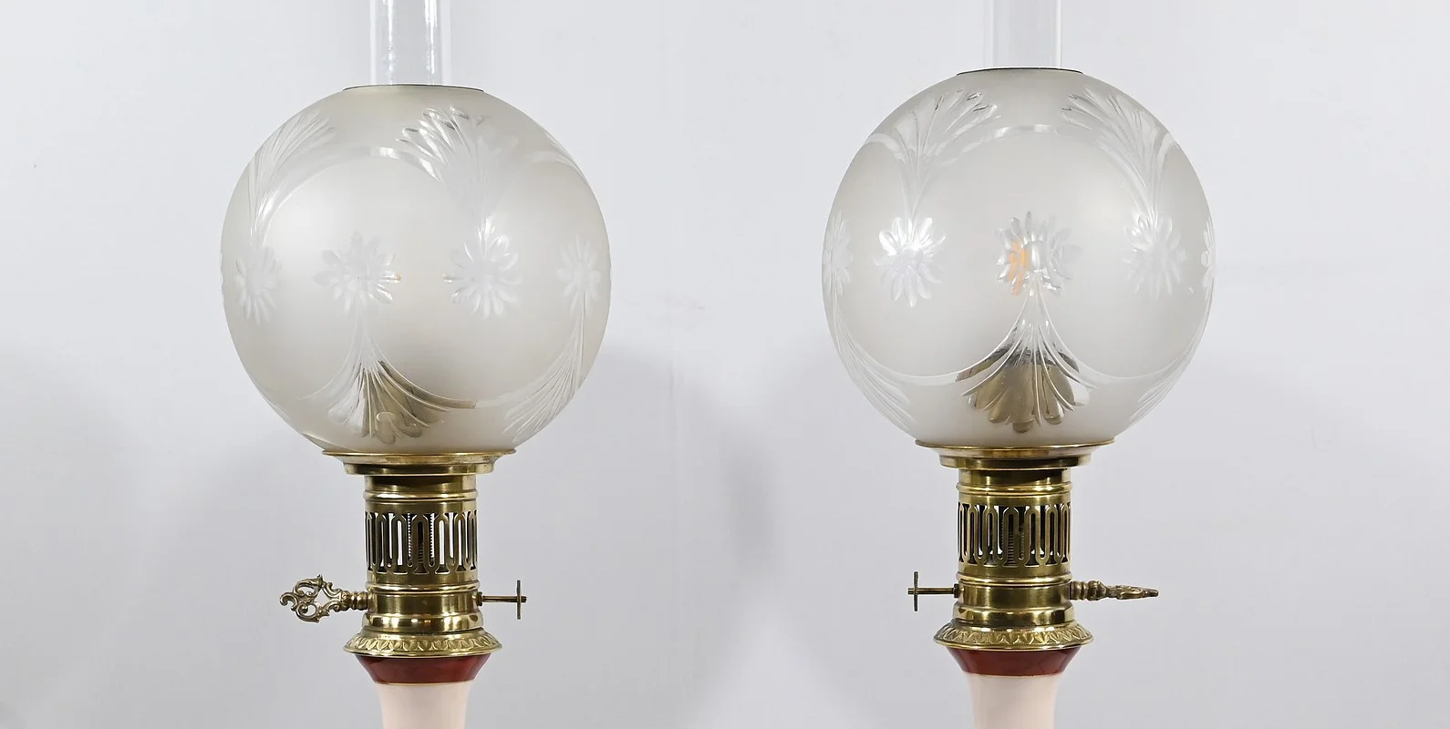 Paire de Lampes à Pétrole en Porcelaine, électrifiées – Fin XIXe