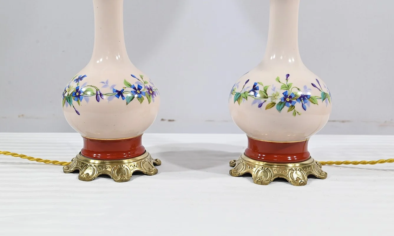 Paire de Lampes à Pétrole en Porcelaine, électrifiées – Fin XIXe