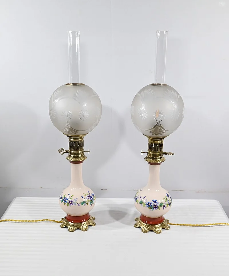 Paire de Lampes à Pétrole en Porcelaine, électrifiées – Fin XIXe