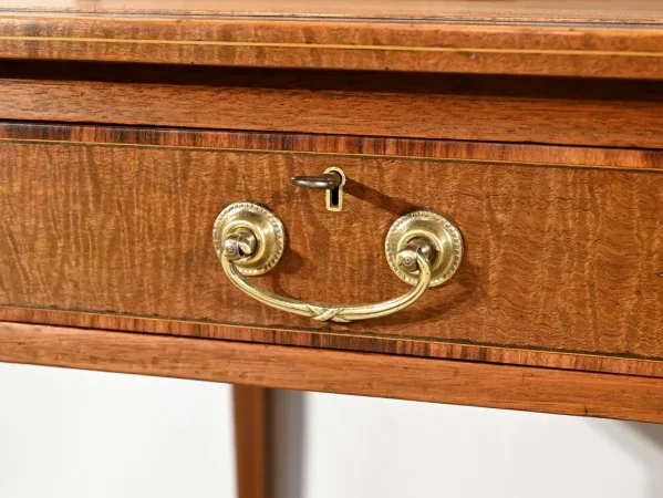 SCHREIBTISCH IM FRANZÖSISCHEN DIRECTOIRE-STIL