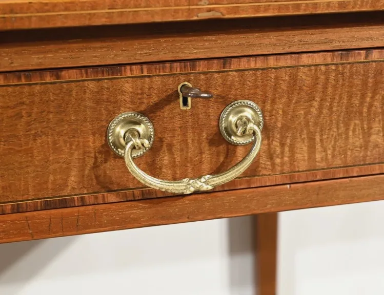 SCHREIBTISCH IM FRANZÖSISCHEN DIRECTOIRE-STIL
