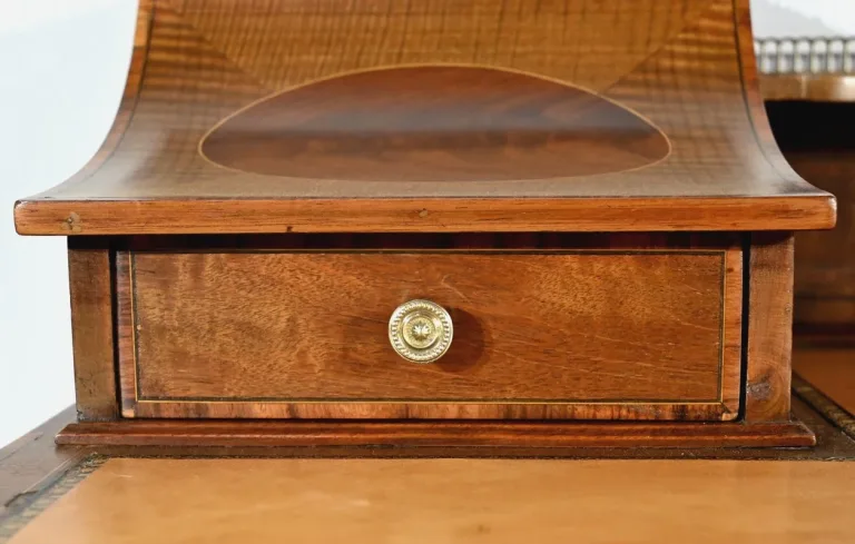 SCHREIBTISCH IM FRANZÖSISCHEN DIRECTOIRE-STIL