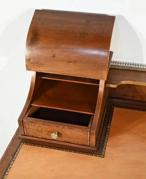 SCHREIBTISCH IM FRANZÖSISCHEN DIRECTOIRE-STIL