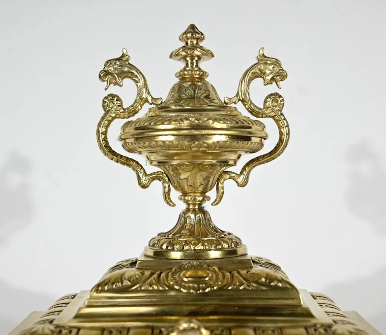 MANTLE GARNITURE