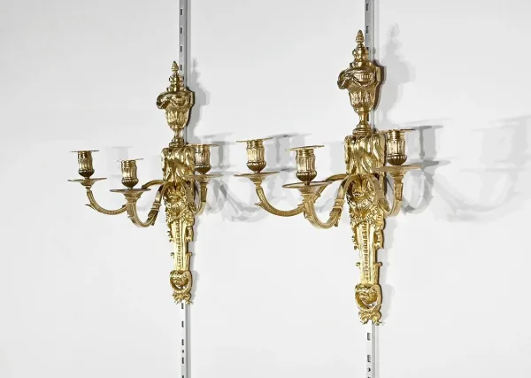 PAAR BRONZE-WANDLEUCHTEN IM LOUIS XVI-STIL