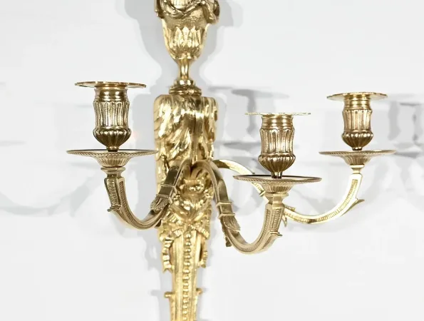 PAAR BRONZE-WANDLEUCHTEN IM LOUIS XVI-STIL