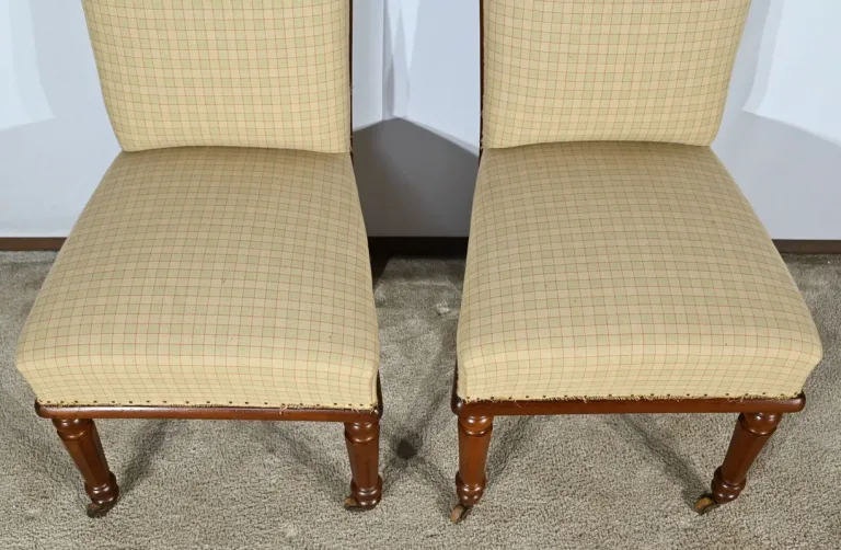 PAAR FRANZÖSISCHER STÜHLE AUS DER RESTAURIERUNGSZEIT