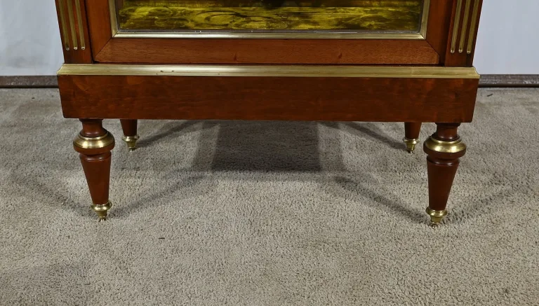 VITRINE IM LOUIS XVI-STIL