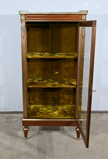 ルイ16世スタイルのディスプレイキャビネット