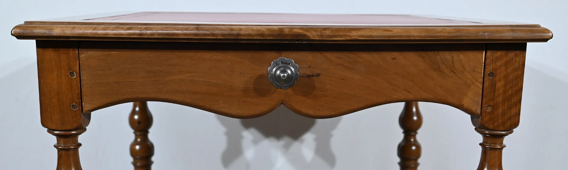 Petite Table en Noyer massif, style Louis XIII / Louis XIV - Début XIXe