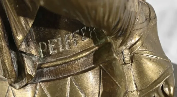 青铜雕像，署名 PEIFFER