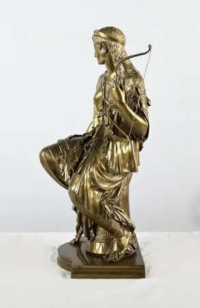 青铜雕像，署名 PEIFFER