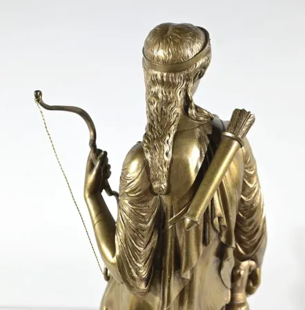 青铜雕像，署名 PEIFFER