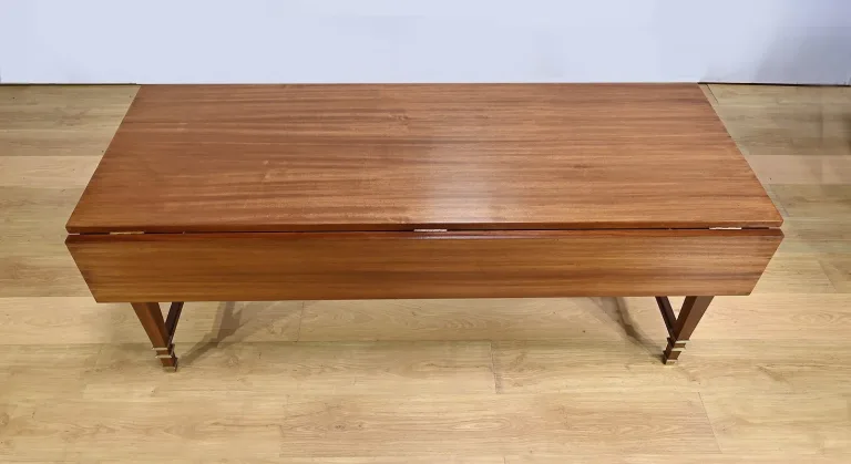 Tisch im französischen Directoire-Stil