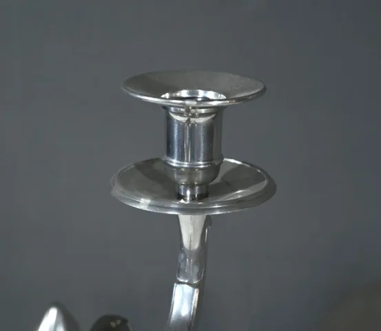 PAR DE CANDELABROS DE PELTRE