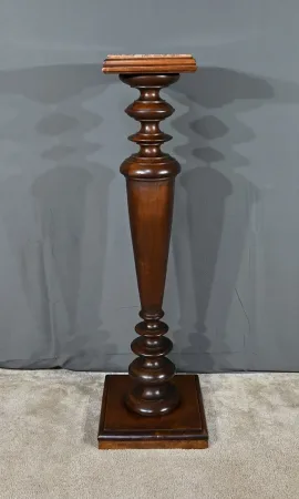 SÄULE AUS WALNUSS UND MARMOR