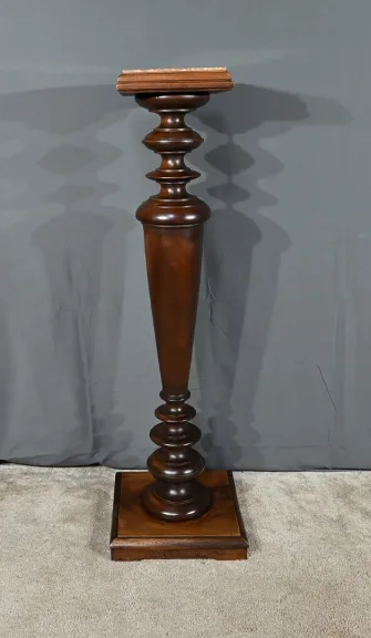 SÄULE AUS WALNUSS UND MARMOR