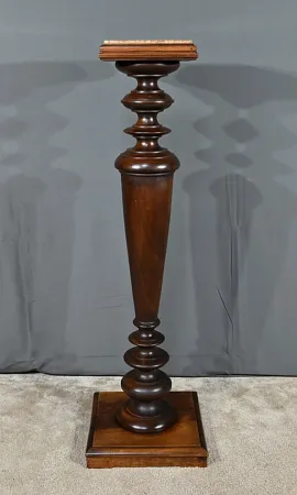 SÄULE AUS WALNUSS UND MARMOR