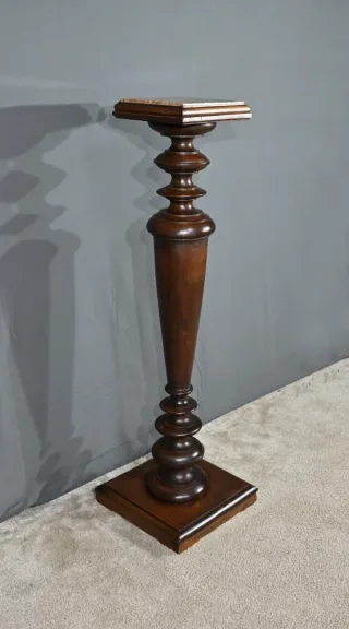 SÄULE AUS WALNUSS UND MARMOR