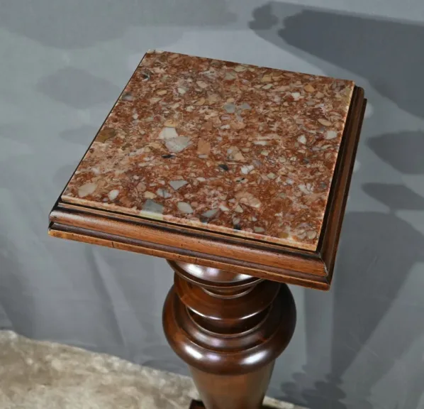 SÄULE AUS WALNUSS UND MARMOR