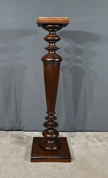 SÄULE AUS WALNUSS UND MARMOR
