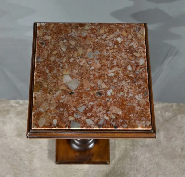 SÄULE AUS WALNUSS UND MARMOR