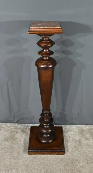 SÄULE AUS WALNUSS UND MARMOR