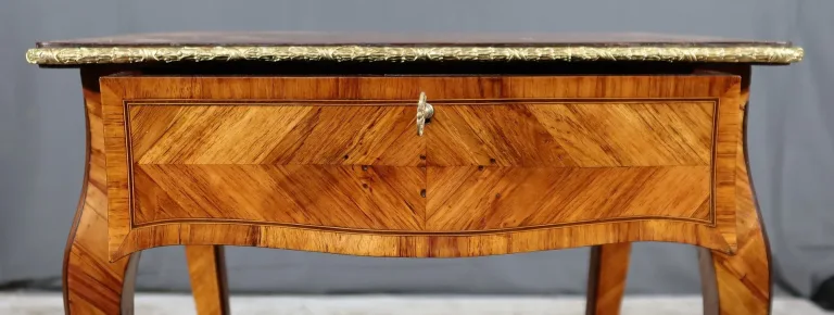 TISCH IM LOUIS XV-STIL