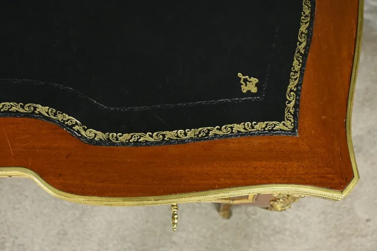 SCHREIBTISCH IM LOUIS XV-STIL