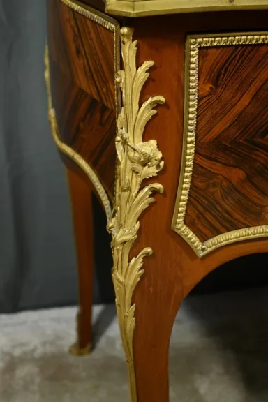 SCHREIBTISCH IM LOUIS XV-STIL