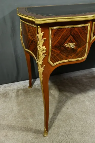 SCHREIBTISCH IM LOUIS XV-STIL