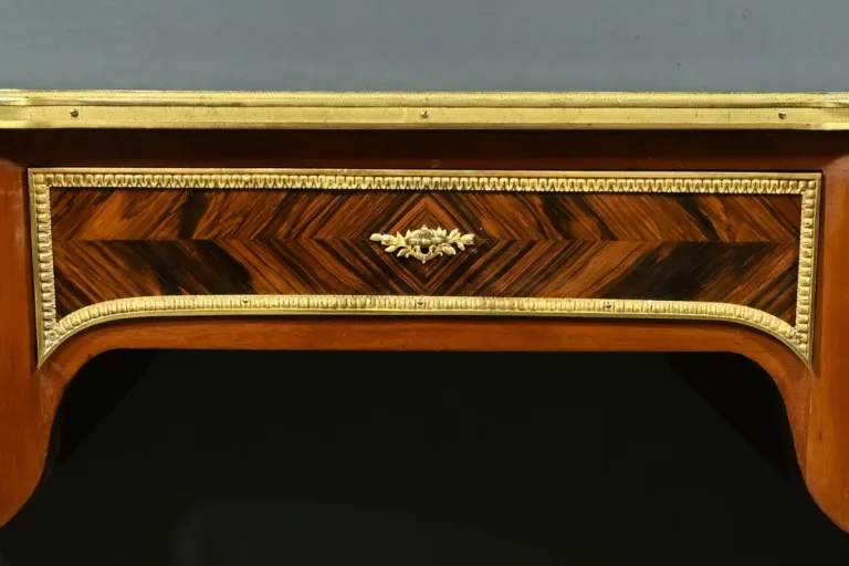 SCHREIBTISCH IM LOUIS XV-STIL