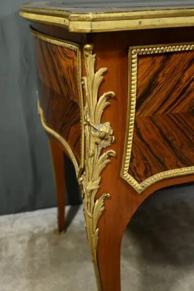 SCHREIBTISCH IM LOUIS XV-STIL
