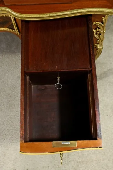 SCHREIBTISCH IM LOUIS XV-STIL