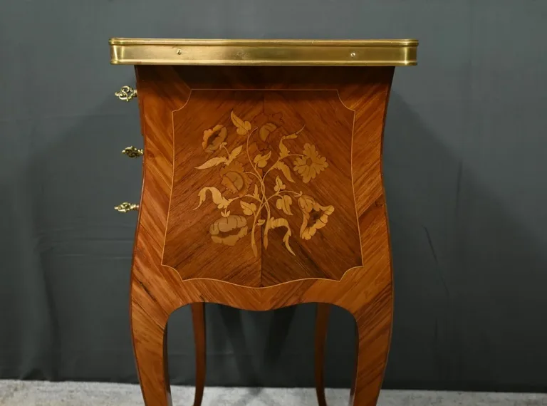 NACHTTISCH IM LOUIS XV-STIL