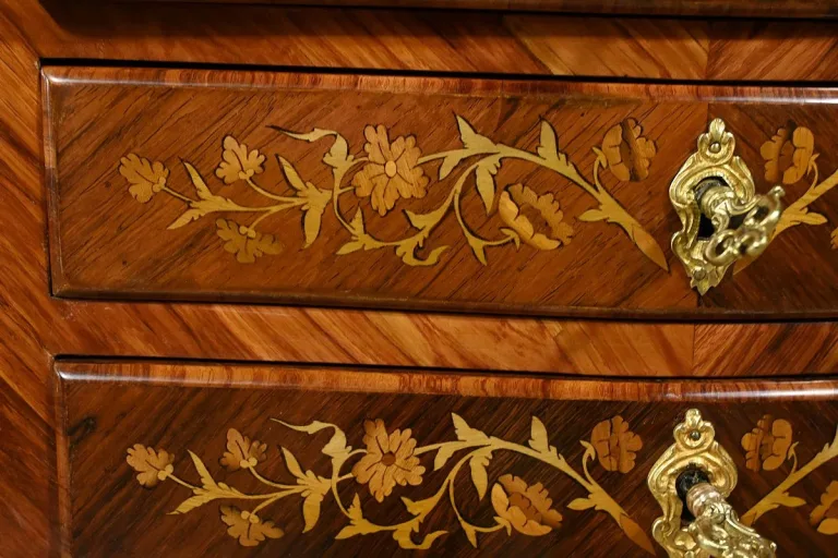NACHTTISCH IM LOUIS XV-STIL
