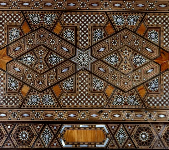 Table à Jeux Syrienne en Olivier, Marqueterie et Incrustations – Fin XIXe