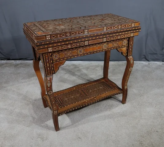 Table à Jeux Syrienne en Olivier, Marqueterie et Incrustations – Fin XIXe