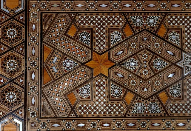 Table à Jeux Syrienne en Olivier, Marqueterie et Incrustations – Fin XIXe
