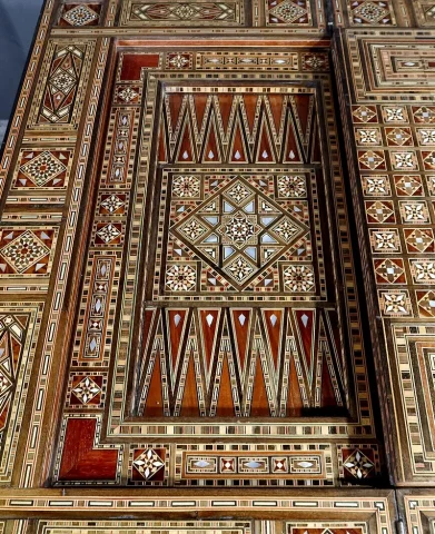 Table à Jeux Syrienne en Olivier, Marqueterie et Incrustations – Fin XIXe